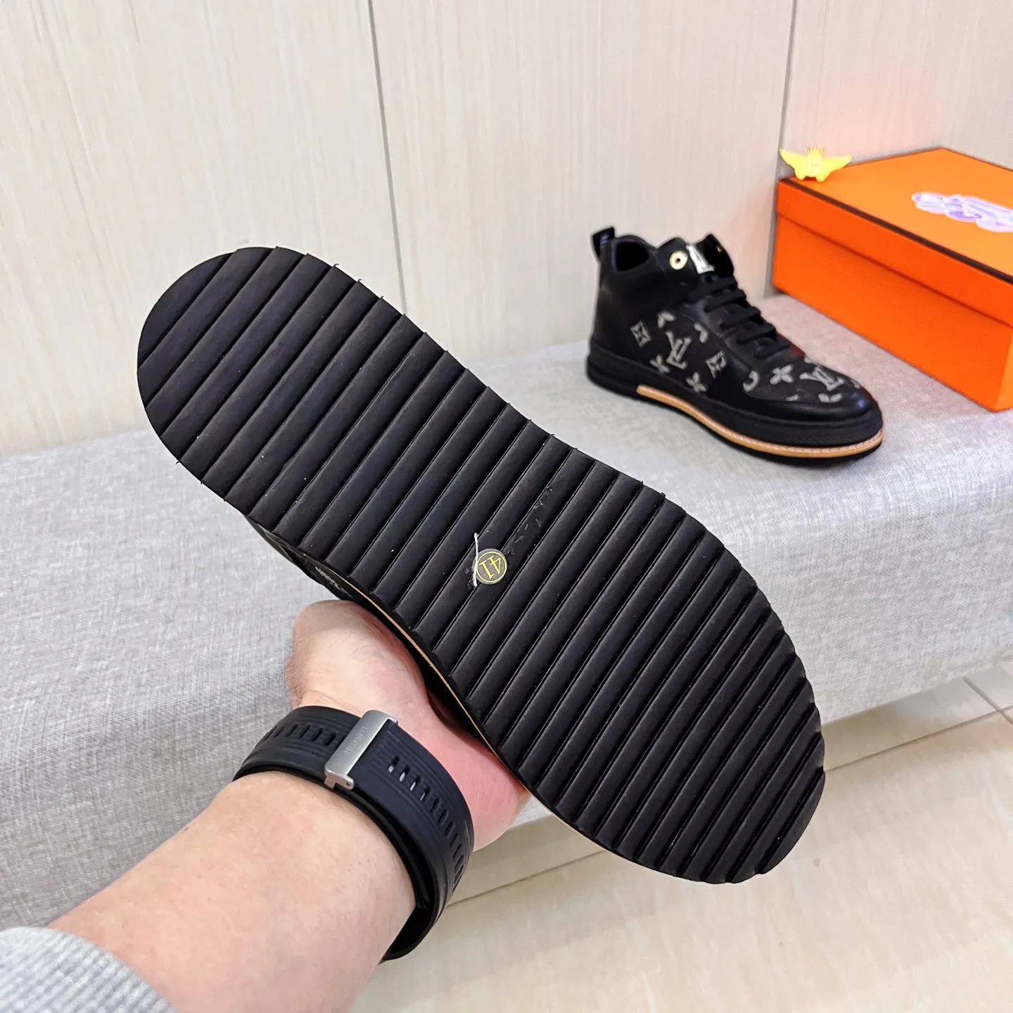 🚘🚘Factory batch 440💰[LV]🔥Louis Vuitton, high-end men's shoe brand, official website 1:1 latest masterpiece: the upper is made of first-layer cowhide imported from Italy with a comfortable and breathable lining➕original non-slip and wear-resistant outsole🔥, making walking more convenient and comfortable! An exclusive new model, a stunning work, a beautiful 1:1 replica [color] compared to the official quality! Create a fashionable personality to set off your uniqueness! A must-have for trendy men! Classic 🔥Size: 38-44 Color: 🔥 2⃣️colors available🔥.